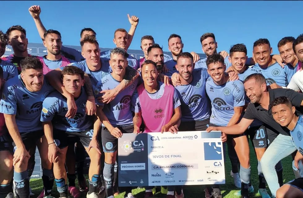Los festejos de Belgrano con el premio por la clasificación a los 16avos. de final de la Copa Argentina tras vencer 2-0 a Independiente Rivadavia. (Prensa Copa Argentina)