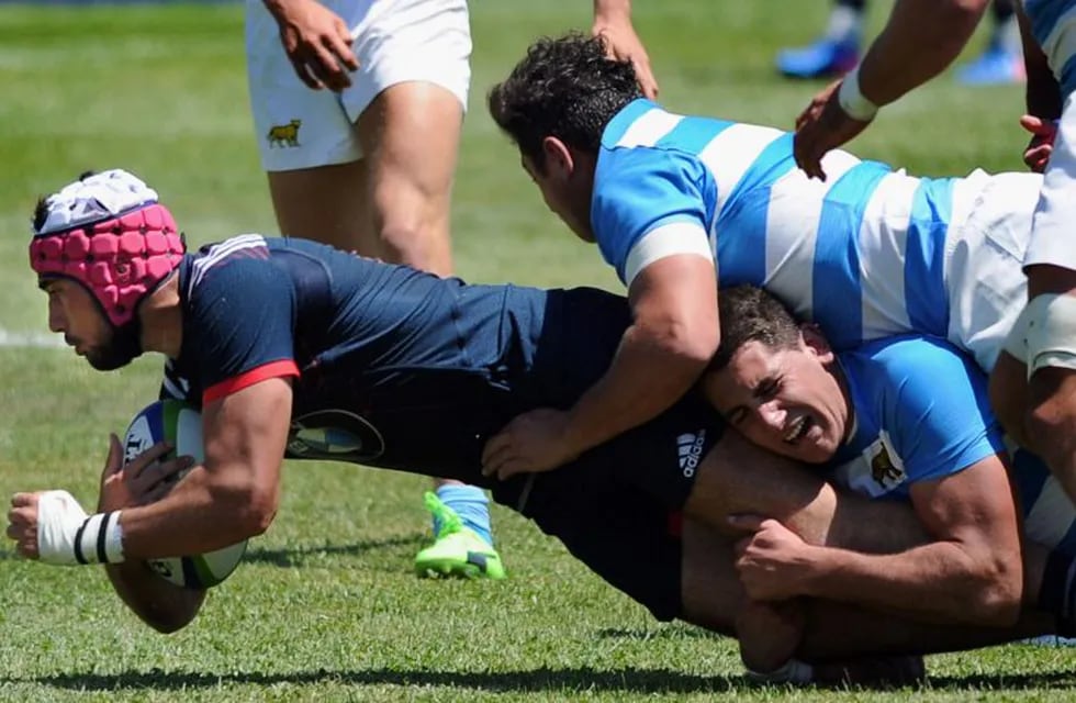 France's Theo Millet (L) vies with Argentina's players during the 2017 World Rugby U20 Championship match Argentina versus France on June 4, 2017 at the Avchala Stadium in Tbilisi.\r\nFrance defeated Argentina 26-25.  / AFP PHOTO / Vano Shlamov tbilisi georgia  campeonato torneo mundial juvenil sub20 sub 20 rugby rugbiers partido seleccion argentina los pumitas francia