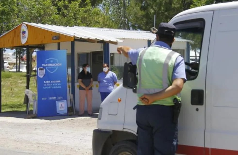 En Neuquén se instalaron puestos en las rutas para incentivar a la gente a vacunarse.