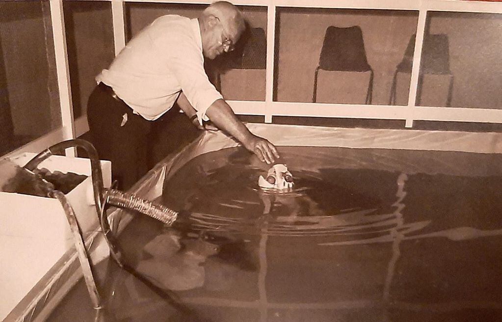 El entonces director del Acuario, Alejandro Nacevich, alimentando al tortugo Jorge.