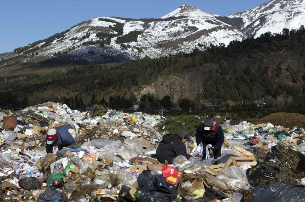 Imagen archivo, 2009.  REUTERS/Enrique Marcarian. Personas buscan entre la basura elementos para reciclar.