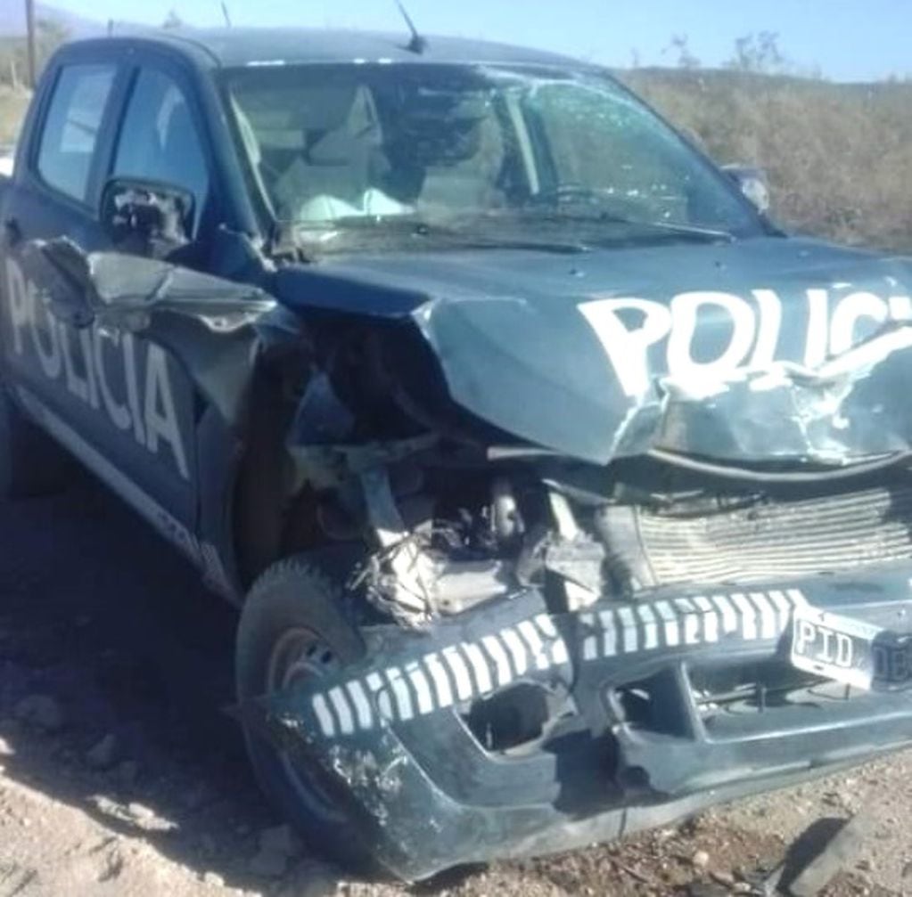 Así quedó la Ford Ranger de la Policía que chocó con el caballo.