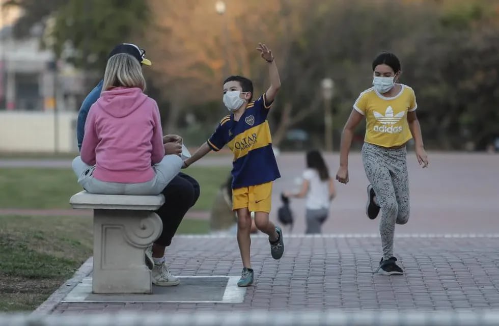 AME445. BUENOS AIRES (ARGENTINA), 16/05/2020.- Niños juegan en un parque este sábado, durante el primer día en el cual se permiten salidas recreativas para menores. enBuenos Aires (Argentina). EFE/ Juan Ignacio Roncoroni