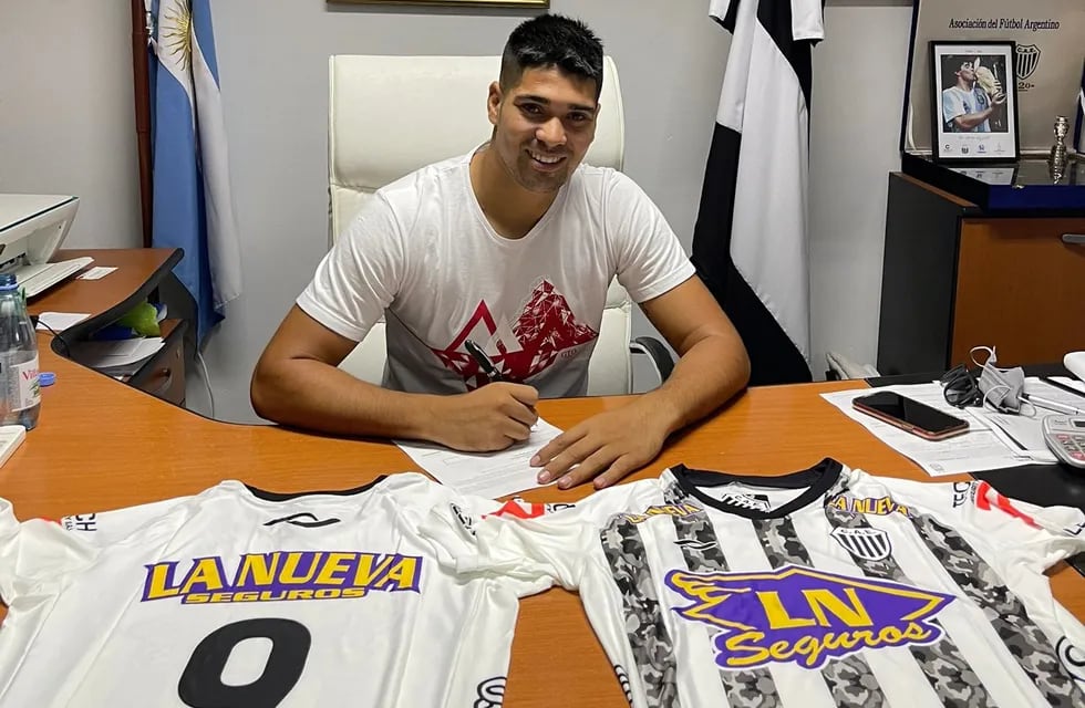 El delantero Catriel Sánchez firmando su contrato con Estudiantes de Caseros. (Prensa Estudiantes).