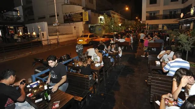 Rondeau al 100. De lunes a lunes, los jóvenes se reúnen en los bares de esta calle de Nueva Córdoba (Sergio Ortega/La Voz). 