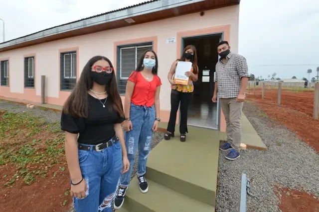 Entregaron viviendas a familias misioneras en el barrio Itaembé Guazú
