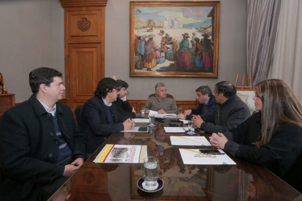 Funcionarios de la UNJu encabezados por el rector Rodolfo Tecchi se entrevistaron con el gobernador Morales.