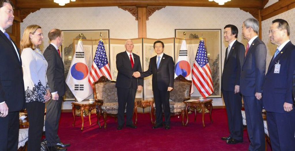 MI17 SEÚL (COREA DEL SUR) 17/04/2017.- El vicepresidente de los Estados Unidos, Mike Pence (C-i), y el presidente en funciones surcoreano, Hwang Kyo-ahn (C-d), se reúnen hoy, 17 de abril de 2017, en Seúl (Corea del Sur). Pence visitó hoy la zona desmilitarizada (DMZ) que separa a las dos Coreas en un momento de máxima tensión con la del Norte debido a sus repetidos ensayos armamentísticos. EFE/Acting President Prime Minister SÓLO USO EDITORIAL/PROHIBIDA SU VENTA