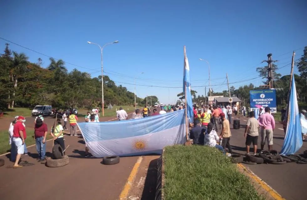 Puerto Iguazú: corte de ruta nacional 12 por parte de trabajadores del sector turístico