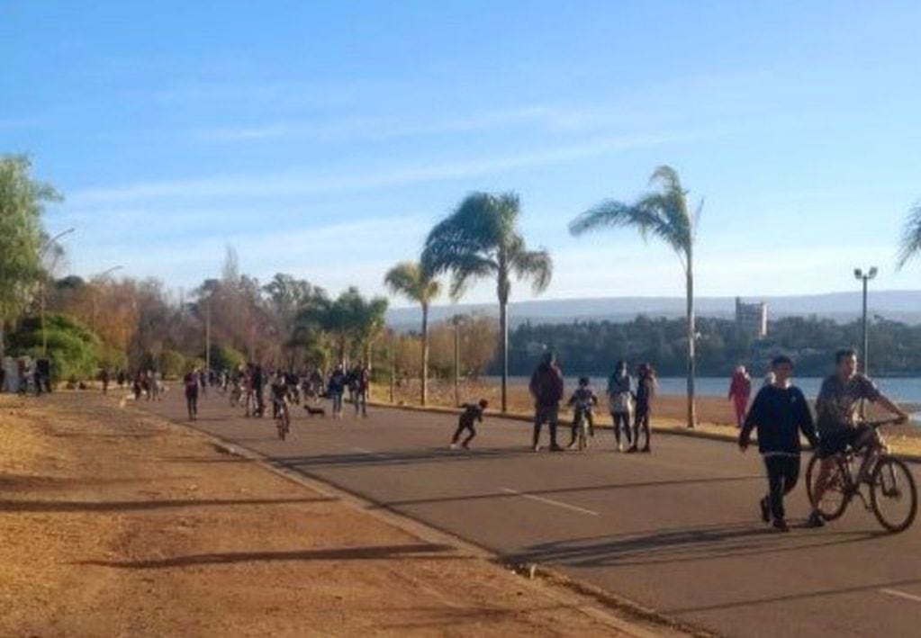 En patinetas, a bordo de bicicletas, y paseando mascotas. (Foto: gentileza D. González).