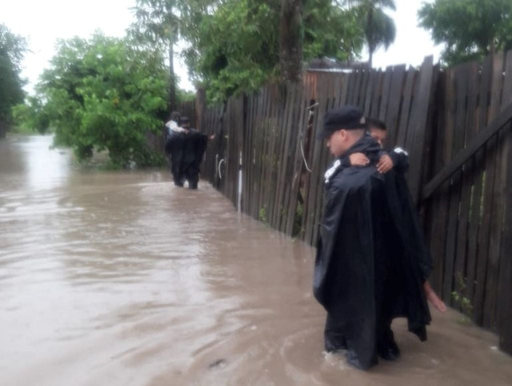 Ya son siete las familias evacuadas por las inundaciones en Orán y Tartagal. (Policía de Salta)