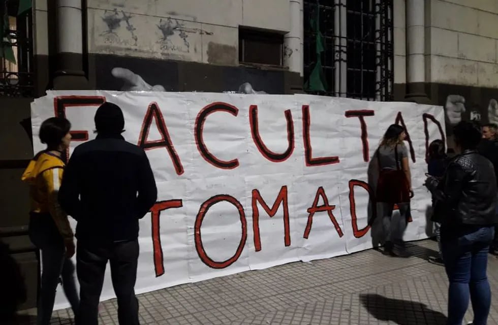 Tomaron la Facultad de Humanidades y Artes de la Universidad Nacional de Rosario. (@tearsofmithril)