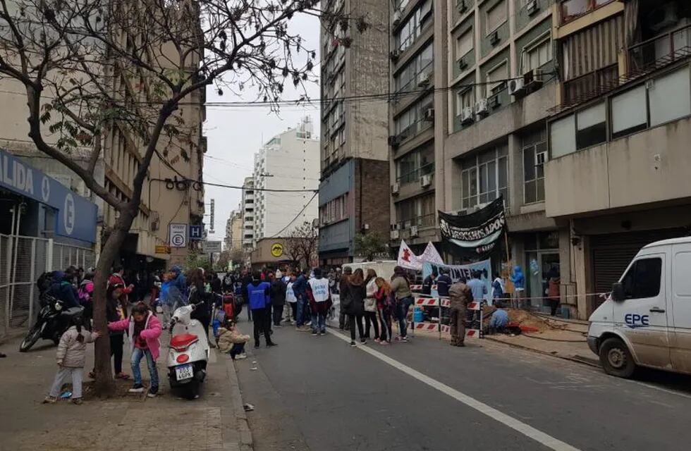 Organizaciones sociales tomaron la calle en horas de la mañana en San Lorenzo al 1000.