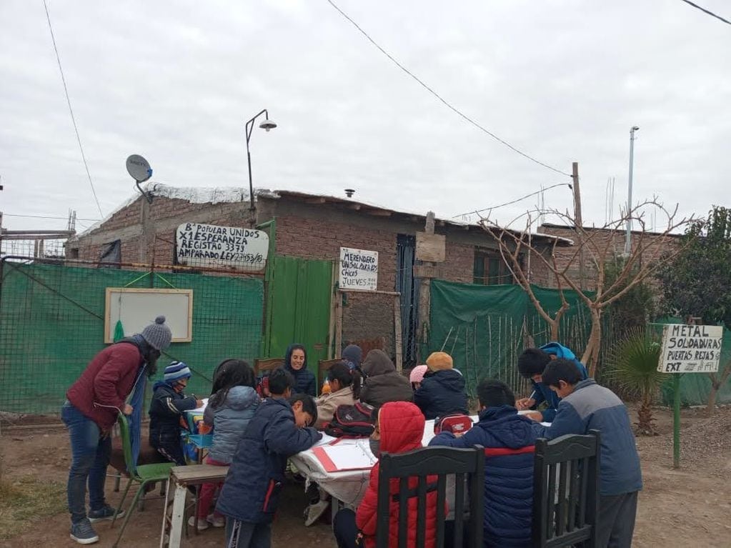 El grupo Generando Puentes es una iniciativa social en los barrios populares de Mendoza, que buscan lograr una realidad más justa en estas comunidades.