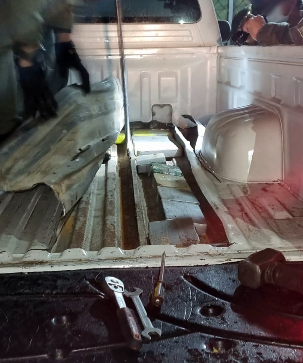 En un doble fondo de la caja de la camioneta los gendarmes hallaron "ladrillos" con 39 kilos de cocaína.