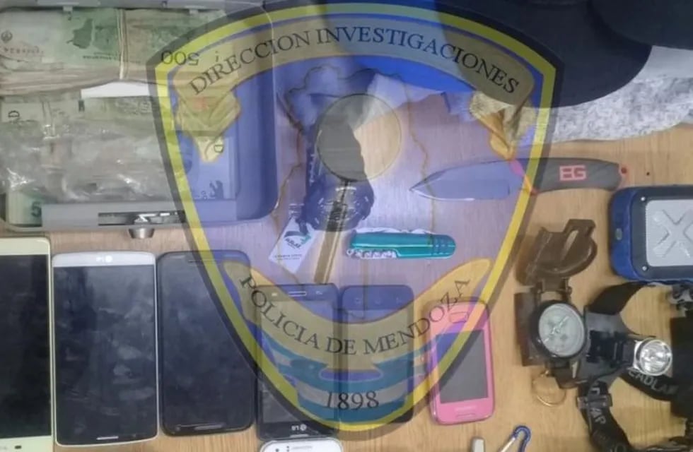 La policía de Mendoza secuestro estupefacientes, armas, dinero y celulares pertenecientes a la banda de \