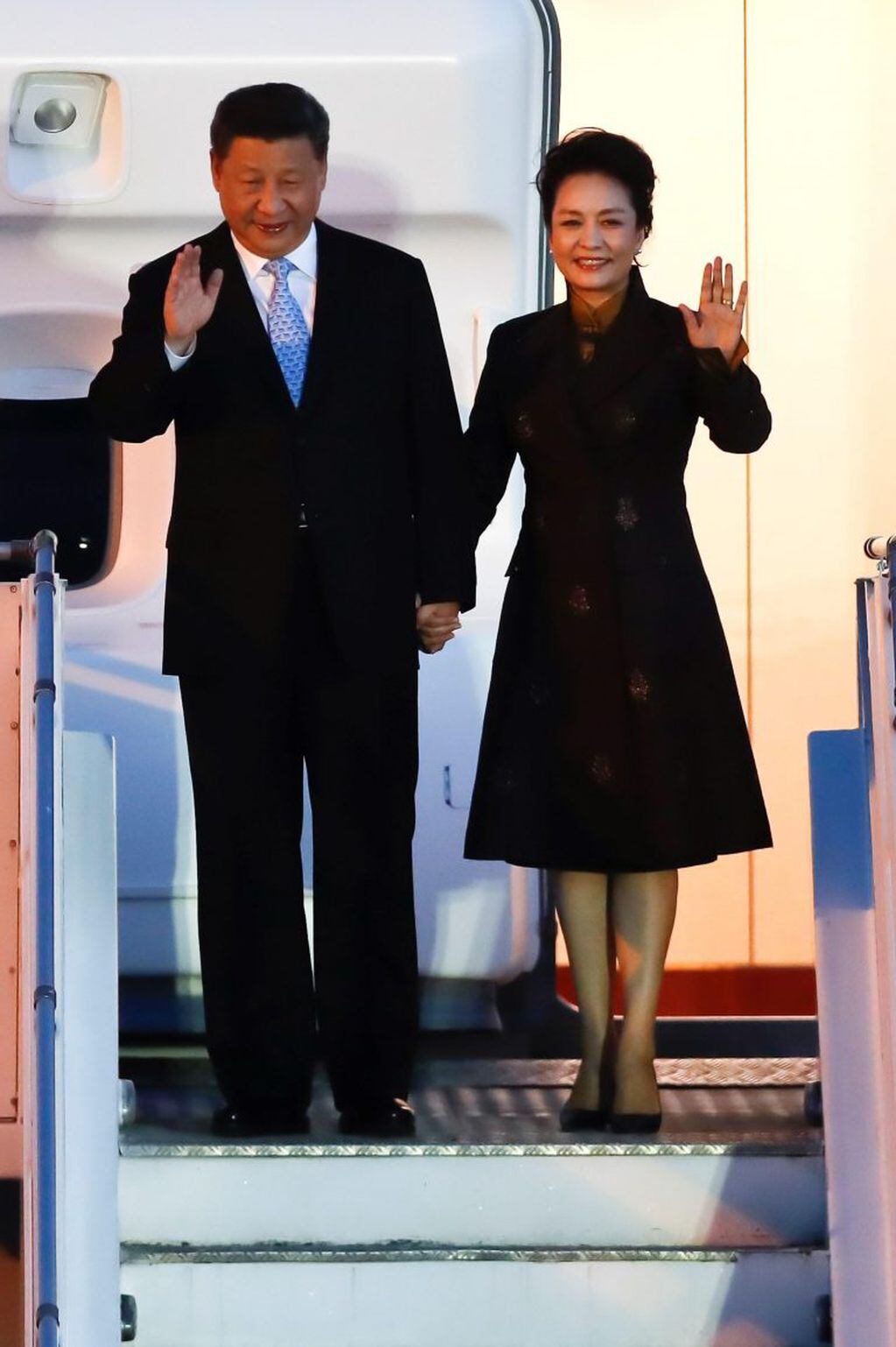 Xi Jinping y su esposa Peng Liyuan  llegan para la cumbre del G20 al Aeropuerto Internacional de Ezeiza. (EFE)