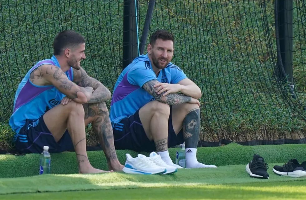 Messi y De Paul en la práctica de la Selección. Foto: Olé