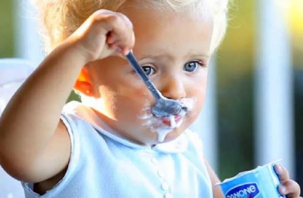 Niños comiendo yogur