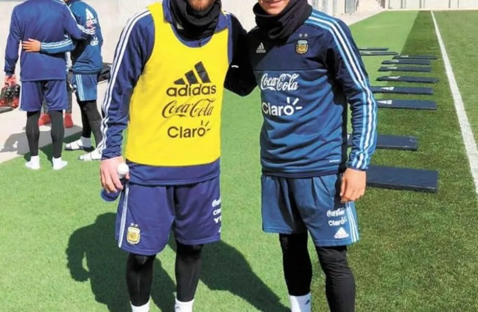 Junto a Messi: Cristian Ojeda, jugador de Talleres de Córdoba y elegido como sparring de la Selección.