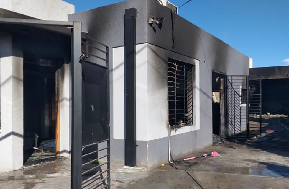 Un empresario prendió fuego su casa, el quincho y dos vehículos en el Barrio Güemes, en Tunuyán.