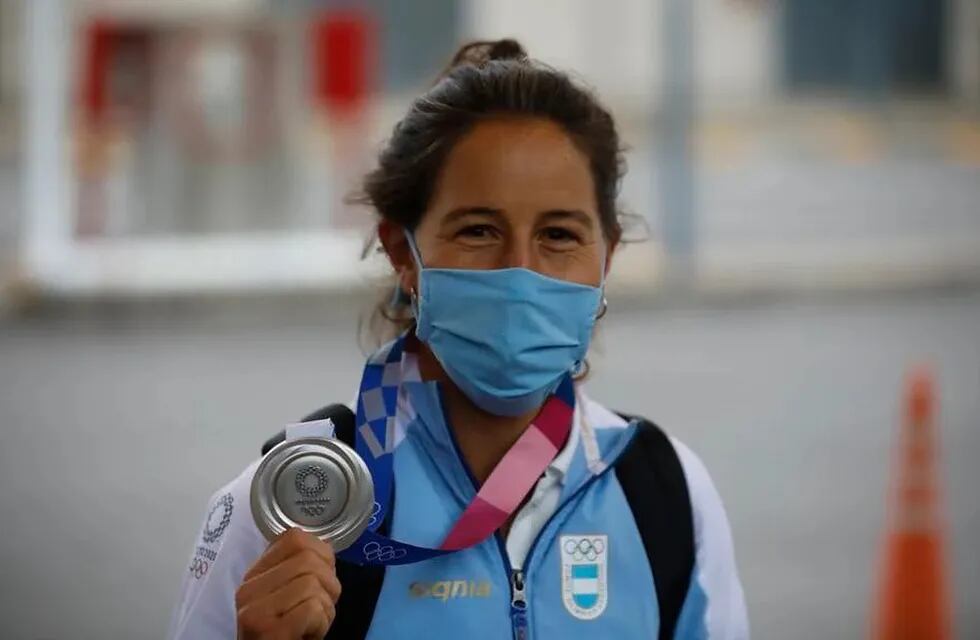 Sofía Maccari y la medalla de plata que ganó con Las Leonas en Tokio 2020, y que le robaron este jueves en un asalto en Buenos Aires. (@sofimac)