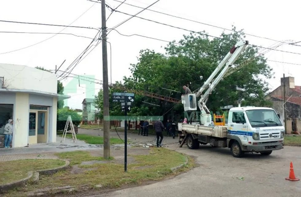 Fuertes vientos provocaron la caída de la antena de una radio en Miramar (Foto: El diario de Miramar)