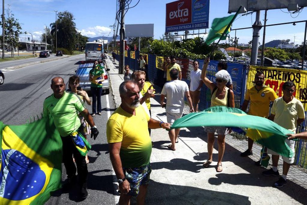 Simpatizantes del presidente de Brasil, Jair Bolsonaro, se manifiestan en su apoyo, este sábado en Río de Janeiro (EFE/ Nelson Pérez)