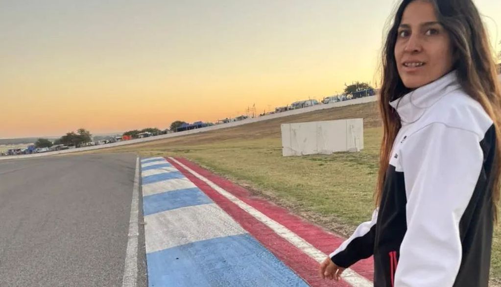Julieta Gelvez, caminando la pista del circuito de Toay, La Pampa previo a la competencia de la Liga Speedagro Racing.