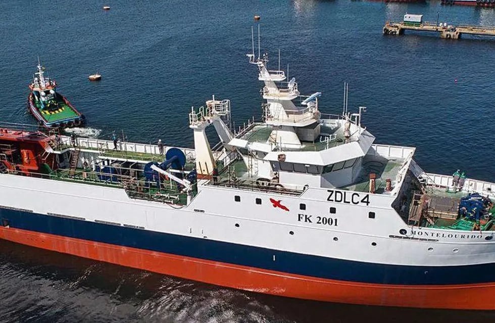 Matriculado de las islas ZDLC4 - Buque pesquero "Montelourido". Es considerado un buque pesquero de última generación. Fue enviado recientemente al Atlántico Sur y opera en aguas de Malvinas.