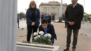 Entrega de una ofrenda floral al busto de Manuel Belgrano