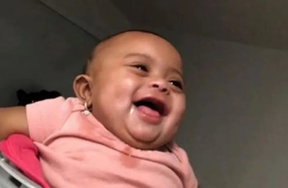 La bebé no puede contener su risa tras ver a su papá (web)