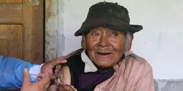 Vacunaron contra el coronavirus al hombre más longevo de Perú