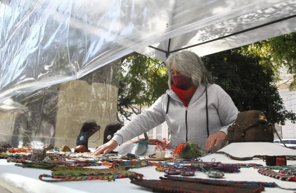 Feria de artesanos de la plaza Independencia de Mendoza. Foto: El Sol.