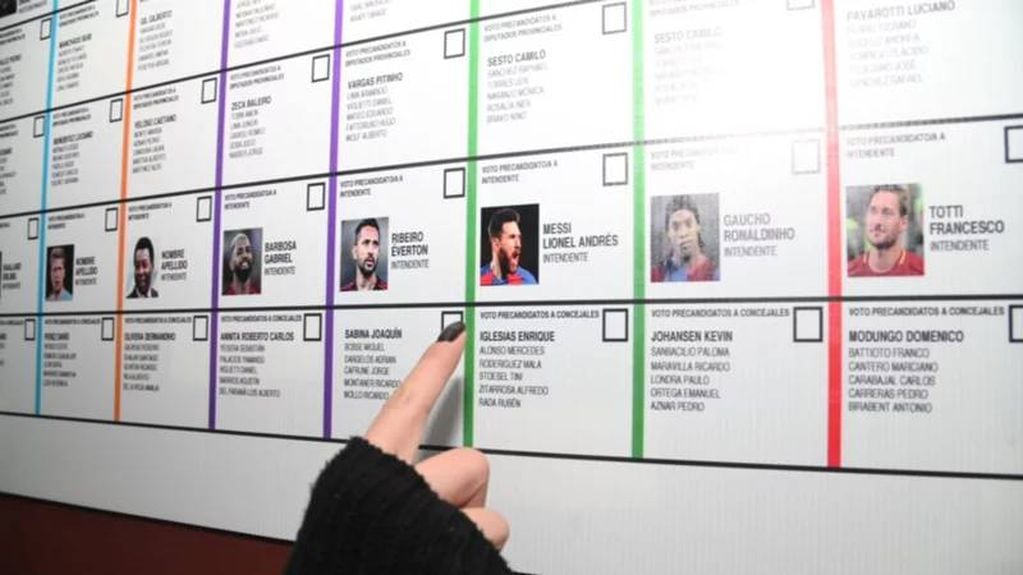 Este era la boleta única que usaban para explicar como utilizarla en Mendoza: Messi candidato.
