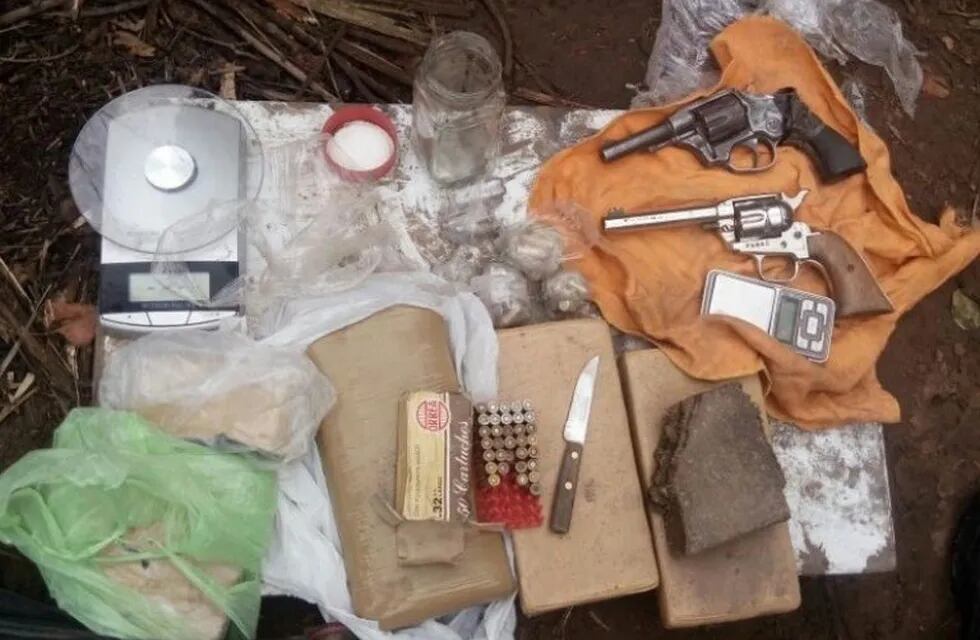 Un hombre fue detenido este jueves tras querer enterrar cuatro kilos de droga y dos revólveres en Las Heras.