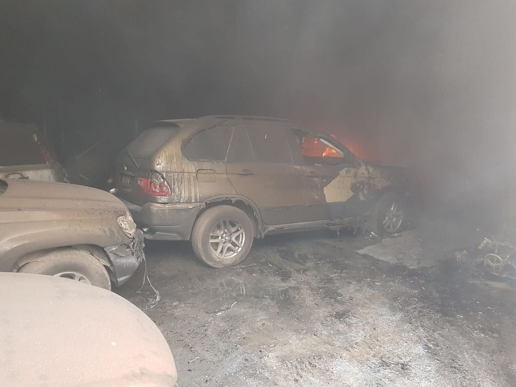 Incendio. Ardieron varios vehículos que se encontraban en el depósito fiscal. (Policía)