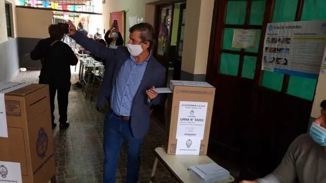 El intendente Mariano Campero emitió su voto.