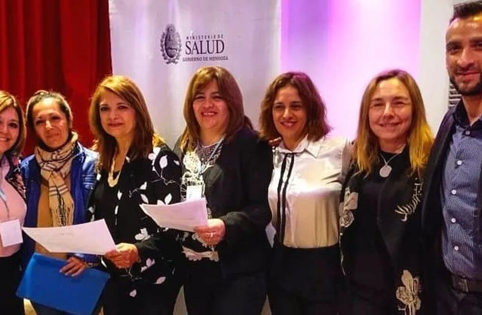 Alejandro Suvire, junto a los profesionales que obtuvieron el segundo lugar en el Congreso internacional de Adolescencia en Paraguay y la directora provincial de adolescencia.