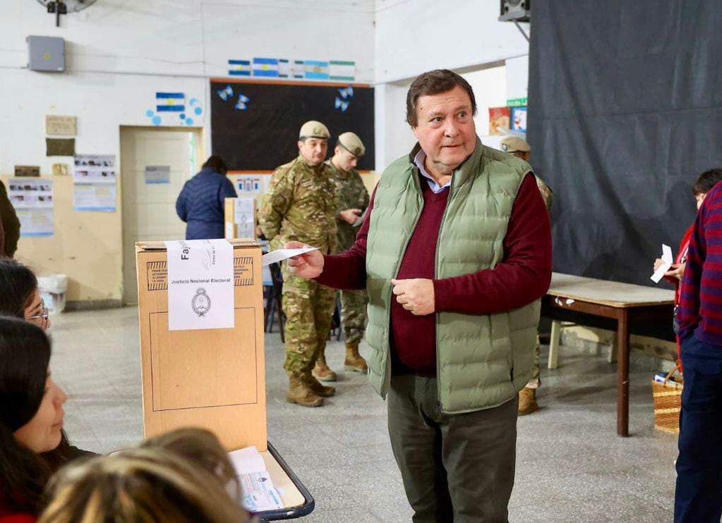 Alberto Weretilneck ya votó en Río Negro para definir los candidatos de las elecciones nacionales.