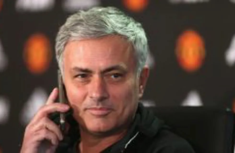 Josu00e9 Mourinho atendió el celular de un periodista en plena conferencia de prensa.