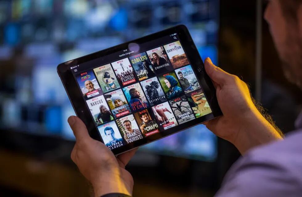 A selection of Netflix Inc. original content sits displayed in the Netflix app on an Apple Inc. iPad tablet device in this arranged photograph in London, U.K., on Monday, Aug. 20, 2018. The NYSE FANG+ Index is an equal-dollar weighted index designed to represent a segment of the technology and consumer discretionary sectors consisting of highly-traded growth stocks of technology and tech-enabled companies. Photographer: Jason Alden/Bloomberg   Netflix analiza mostrar publicidades entre los episodios de series