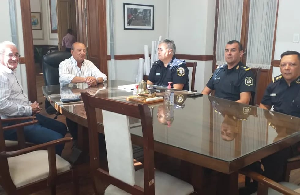 El intendente Carlos Sánchez se reunió con los jefes policiales de Tres Arroyos