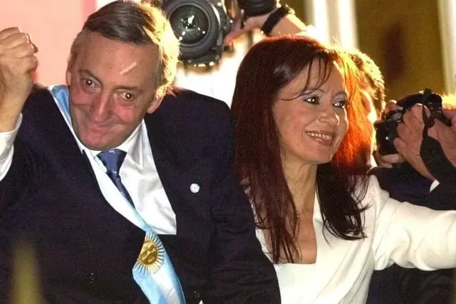 El comienzo. El 25 de mayo de 2003, Néstor Kirchner asumía como presidente. Cuatro años después, lo sucedería su esposa, Cristina Fernández (La Voz/Archivo).