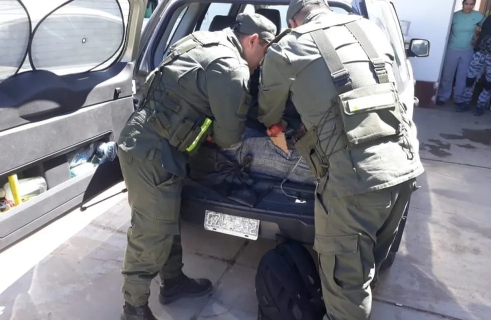 Gendarmería detectó 45 kilos de cocaína en un remis