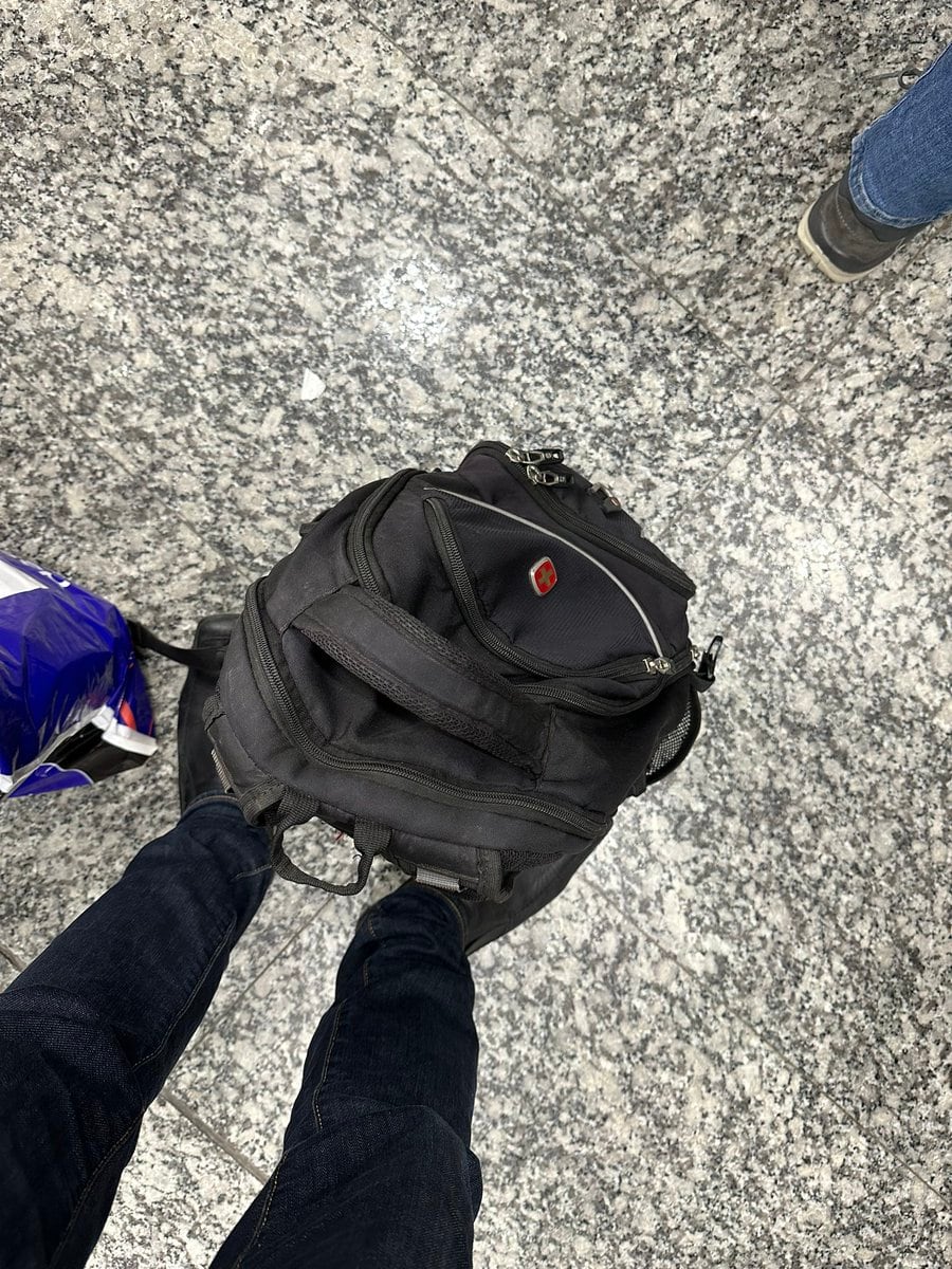 La mochila inspeccionada en el aeropuerto de Córdoba por un posible objeto punzante.