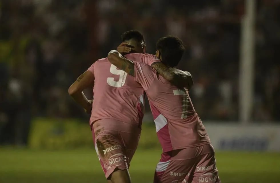 Joaquín Molina celebra su gol ante Rafaela (Facundo Luque / La Voz)