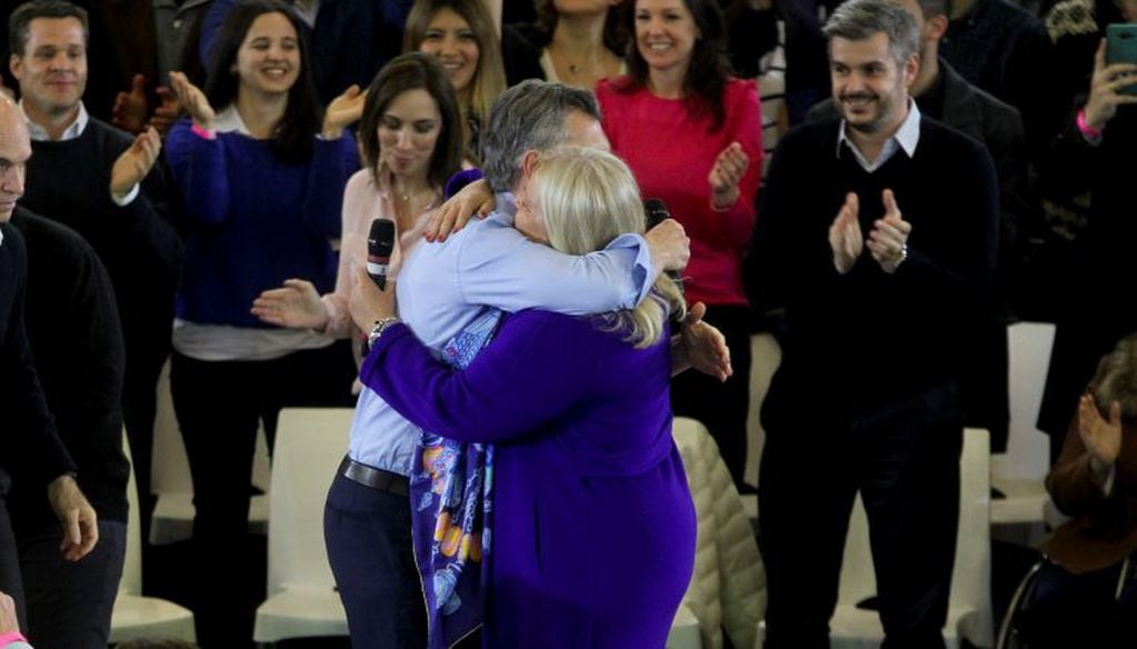 Mauricio Macri y Lilita Carrió se abrazan en el cierre de las primarias legislativas 2017 (EFE).