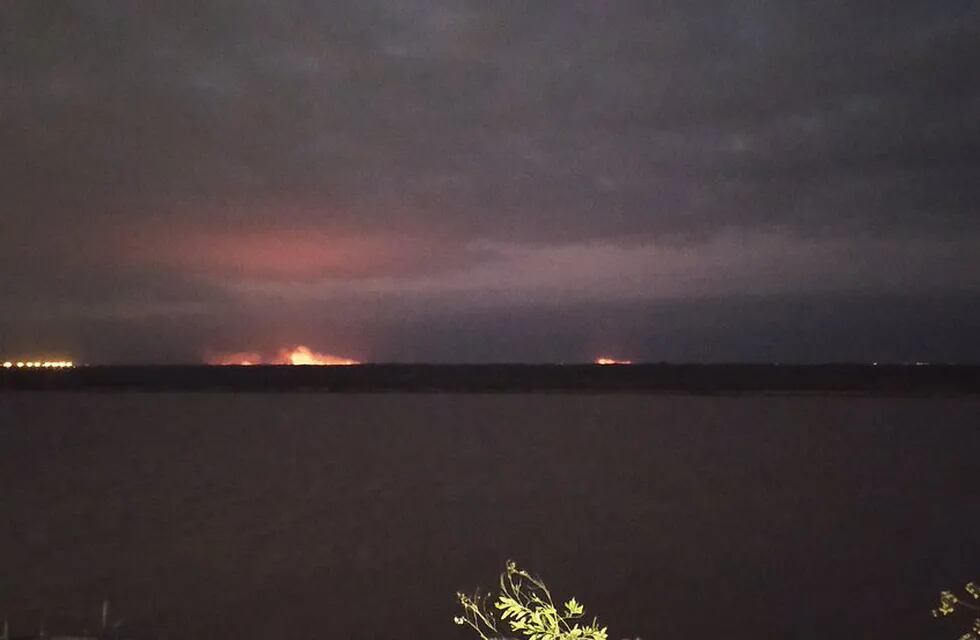 Las llamas en el Delta del Paraná aún podían verse desde los edificios cerca del río.