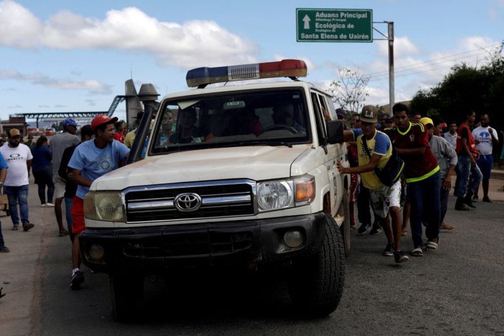 Una ambulancia que transporta a personas heridas durante los enfrentamientos en el pueblo venezolano de Kumarakapay. (REUTERS)